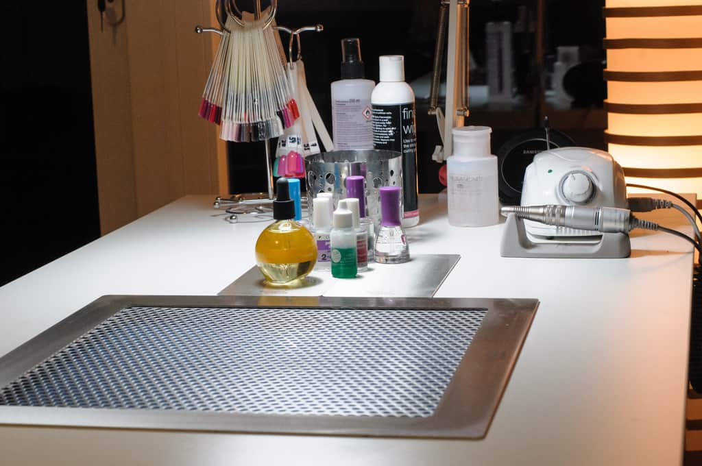 pochłaniacz pyłu wbudowany w blat stolika do manicure w salonie lejdis
